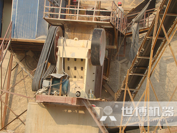 顎式破碎機碎石現(xiàn)場