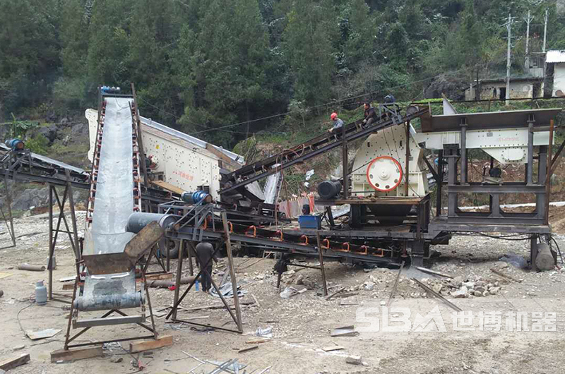 世博修路用碎石破碎機(jī)客戶現(xiàn)場(chǎng)
