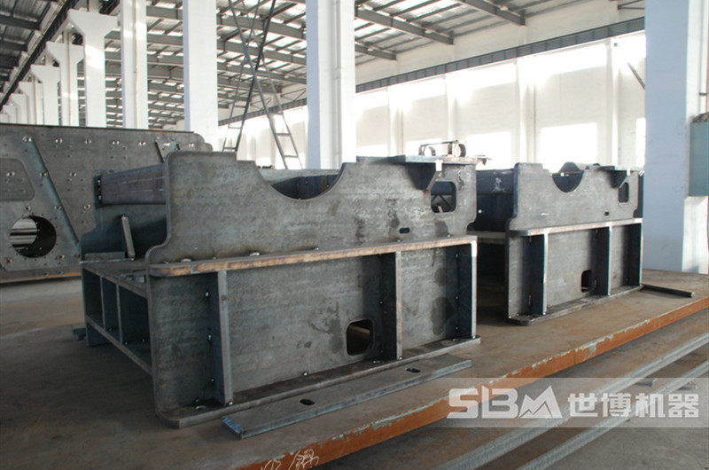 鄂式破碎機(jī)焊接車(chē)間