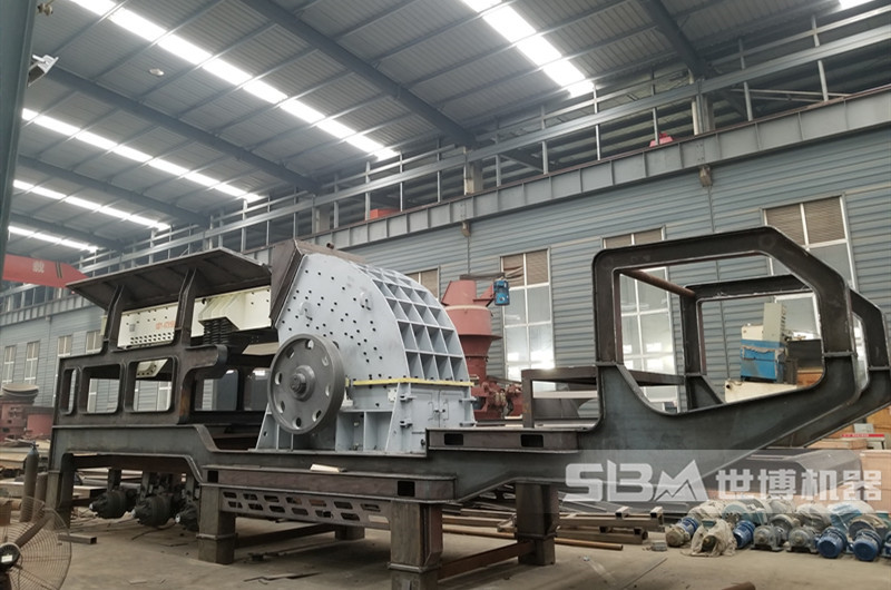 重錘破碎機(jī)廠家，圖為河南世博廠家生產(chǎn)的移動重錘破碎機(jī)