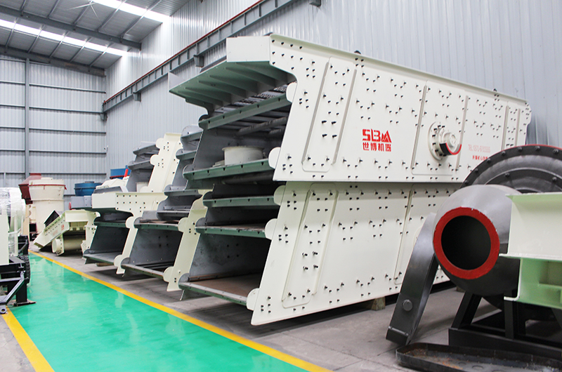 河南世博礦山碎石設(shè)備廠家，圖為振動篩車間