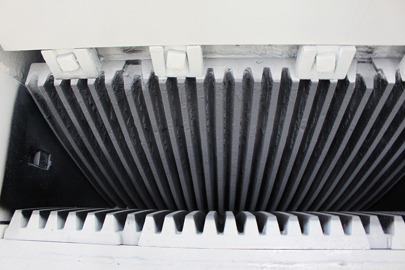 PEX細(xì)鄂破進(jìn)料口，細(xì)齒鄂板