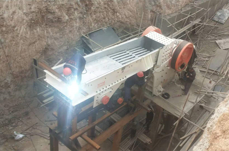 顎式破碎機、給料機安裝現(xiàn)場