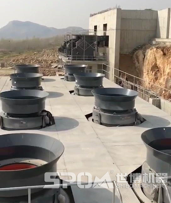 多臺(tái)液壓巖石圓錐機(jī)，現(xiàn)場(chǎng)圖