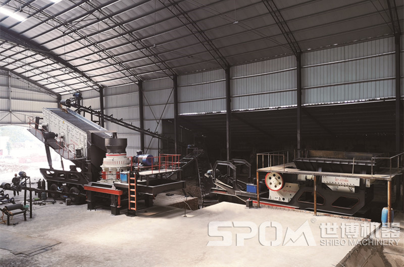 陜西客戶室內(nèi)現(xiàn)場，移動破碎篩分機