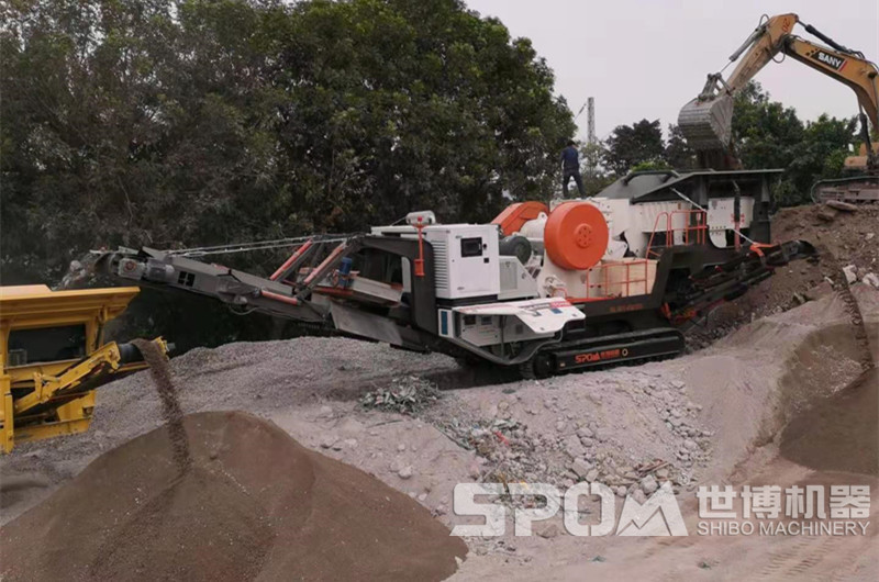 c106顎式移動(dòng)破碎機(jī)破碎石料現(xiàn)場(chǎng)