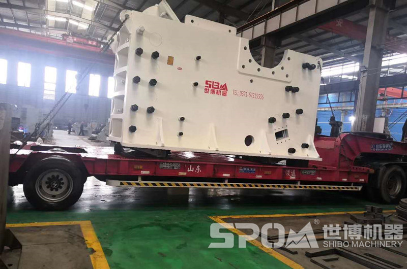 大型顎式破碎機裝車發(fā)貨，大型顎破機架和飛輪分開運輸