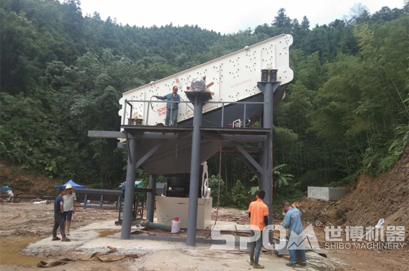 振動篩安裝現(xiàn)場圖，安裝角度可見