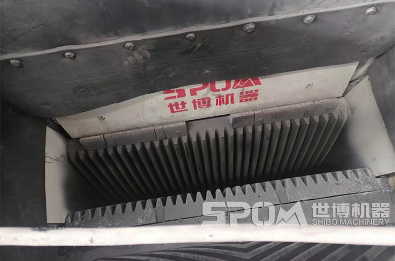 細(xì)牙破碎機(jī)進(jìn)料口，細(xì)鄂板齒板