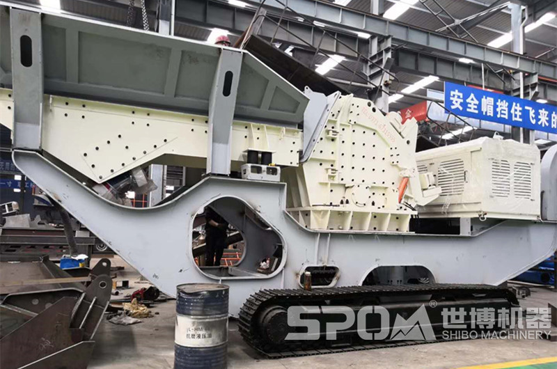 液壓履帶移動(dòng)破碎機(jī)，配置大口反擊破