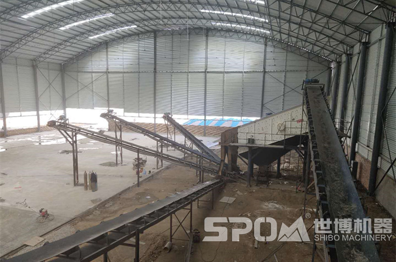 砂石振動篩安裝有一定傾角，連接皮帶機(jī)