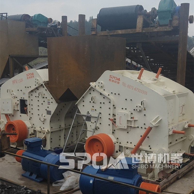 兩臺(tái)反擊破碎機(jī)破碎生產(chǎn)石子現(xiàn)場(chǎng)圖