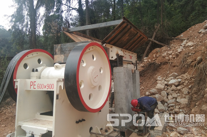 顎式600x900破碎機破碎現(xiàn)場圖