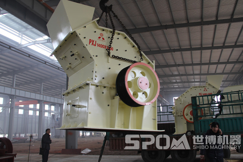 兩臺1414細碎制砂機裝車發(fā)貨