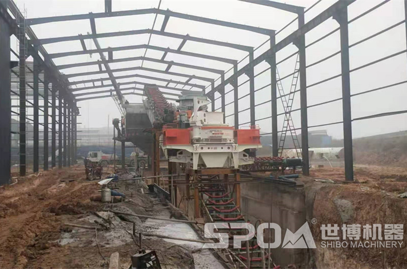 時產(chǎn)500噸立式打沙機(jī)客戶現(xiàn)場，正在安裝