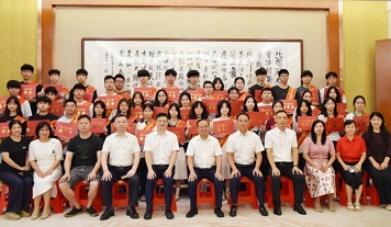 暖心護航夢想，共赴青春新程 ▏廣東霸王花集團舉行2025年員工子女高考獎學金發放儀式